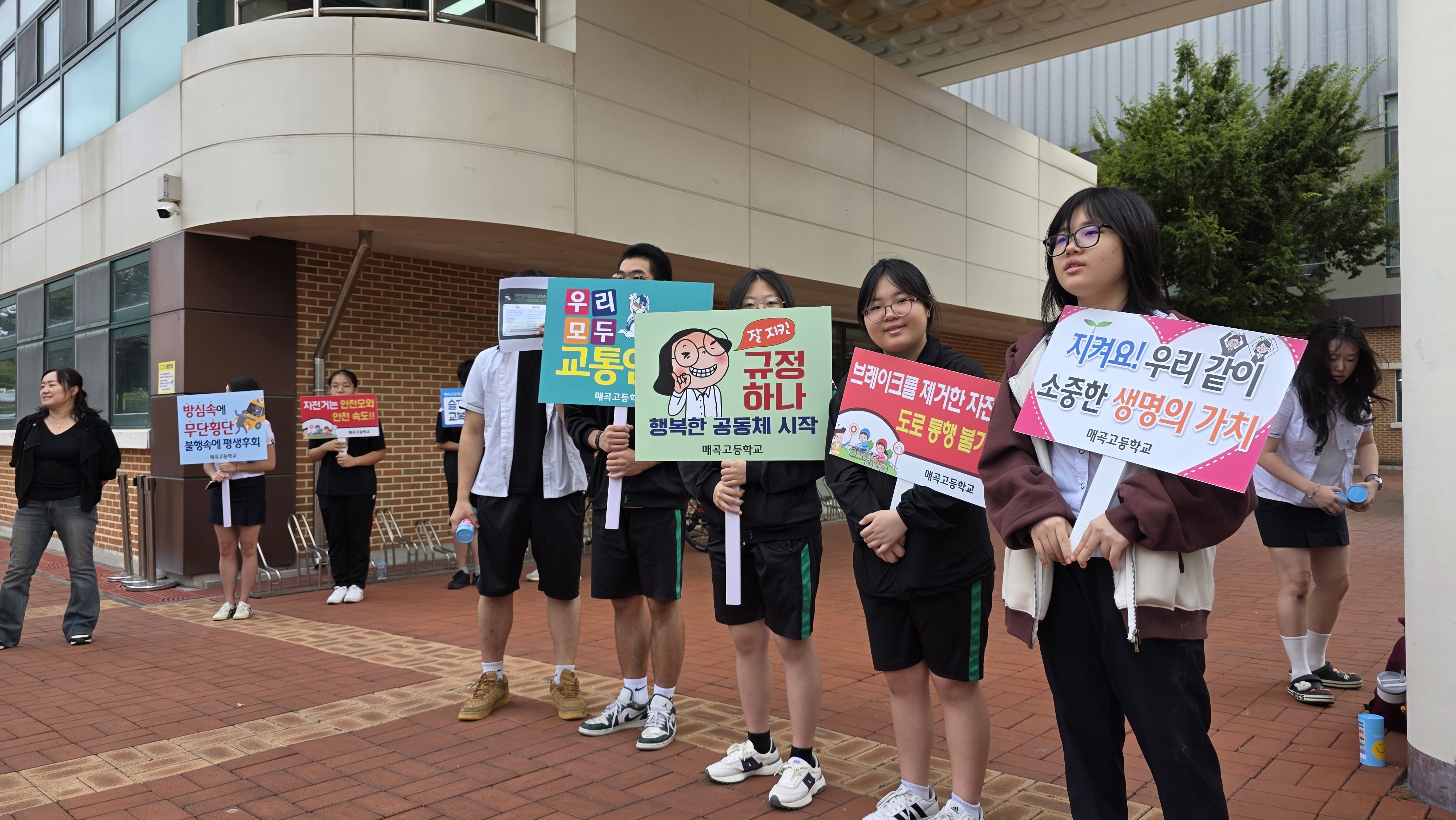 7. 매곡고 학생자치회, 자전거 사고 예방에 직접 나섰다 (3).jpg