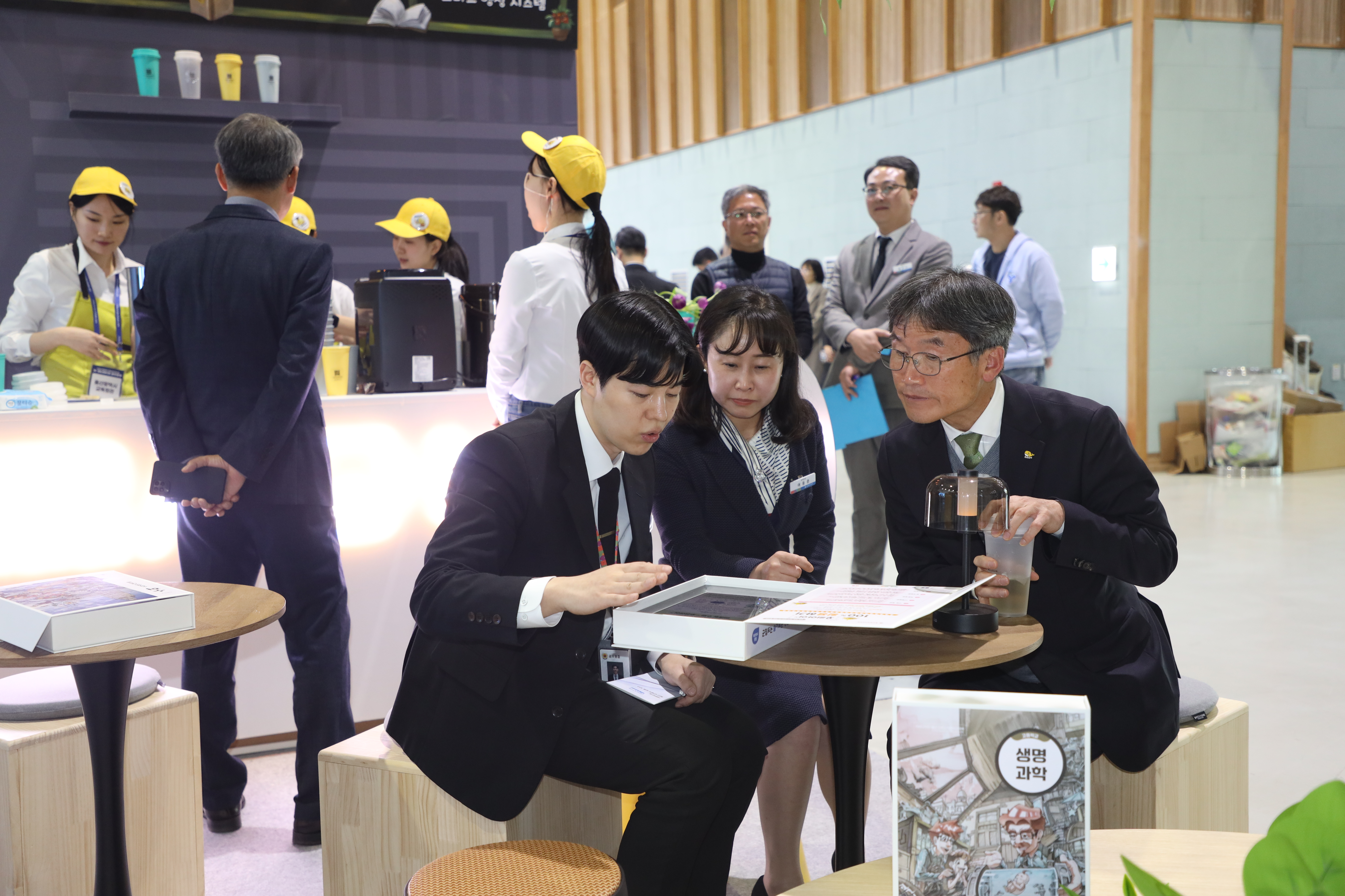 1. 천창수 교육감이 19일 '2025 대한민국 지방시대 엑스포' 울산교육 우리아이 북카페 공간에서 인공지능 맞춤형 학습을 체험하고 있다.jpg