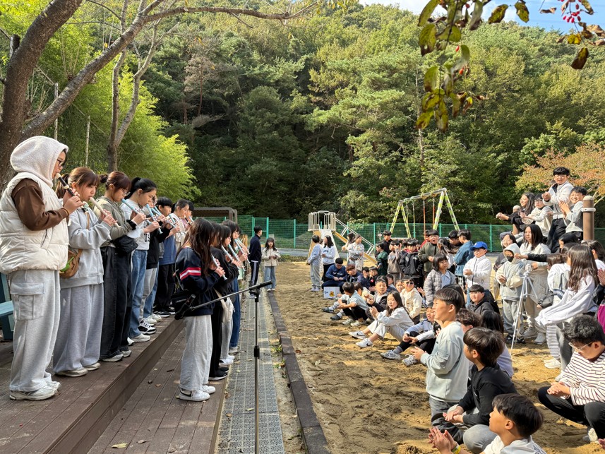 8. 삼정초 5학년 학생들이 10월 29일 교내에서 리코더 합주 공연을 펼치고 있다.jpg