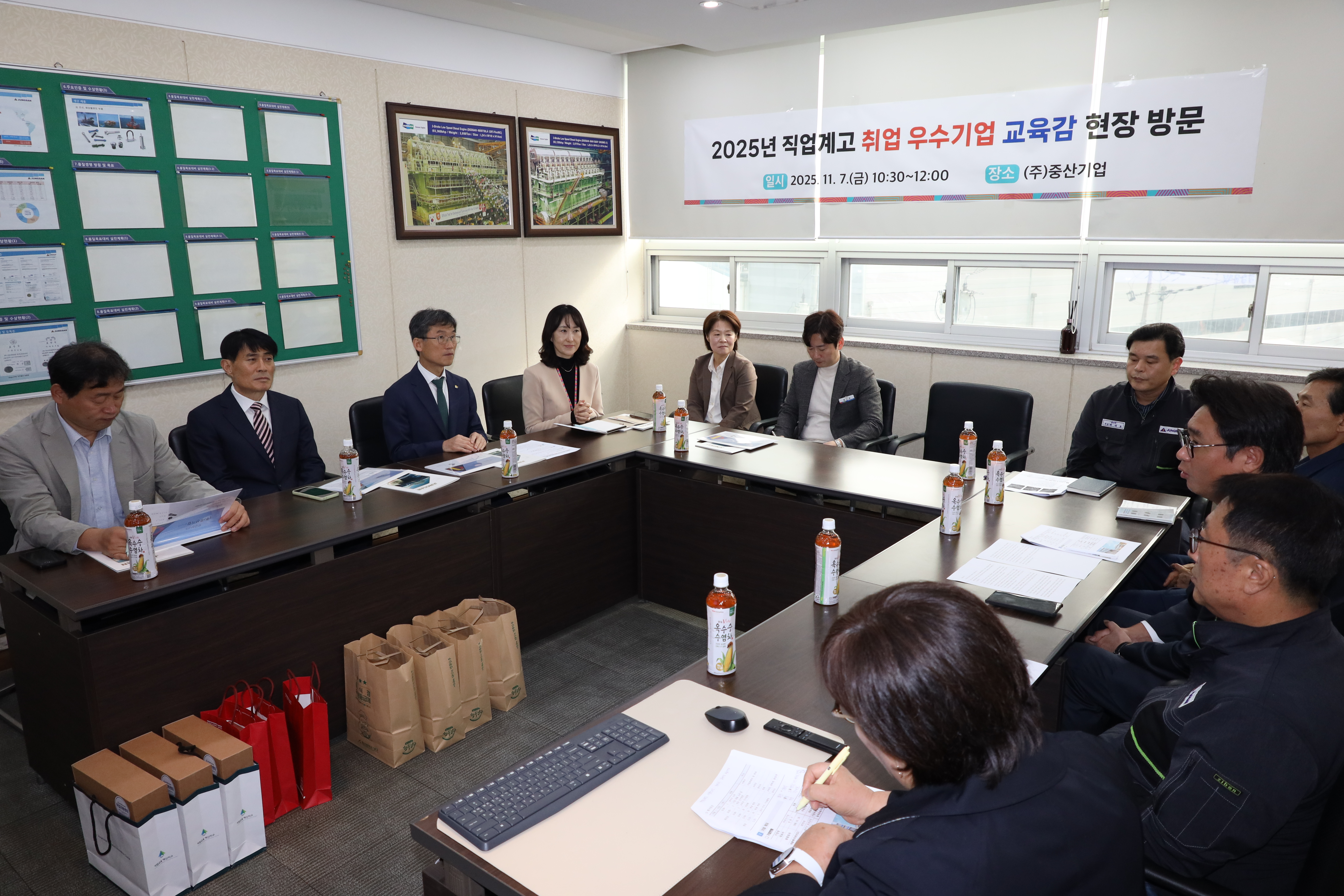 1. 천창수 교육감이 7일 산학일체형 도제 사업 참여 우수 기업인 중산기업을 방문해 간담회를 열고있다  (1).jpg