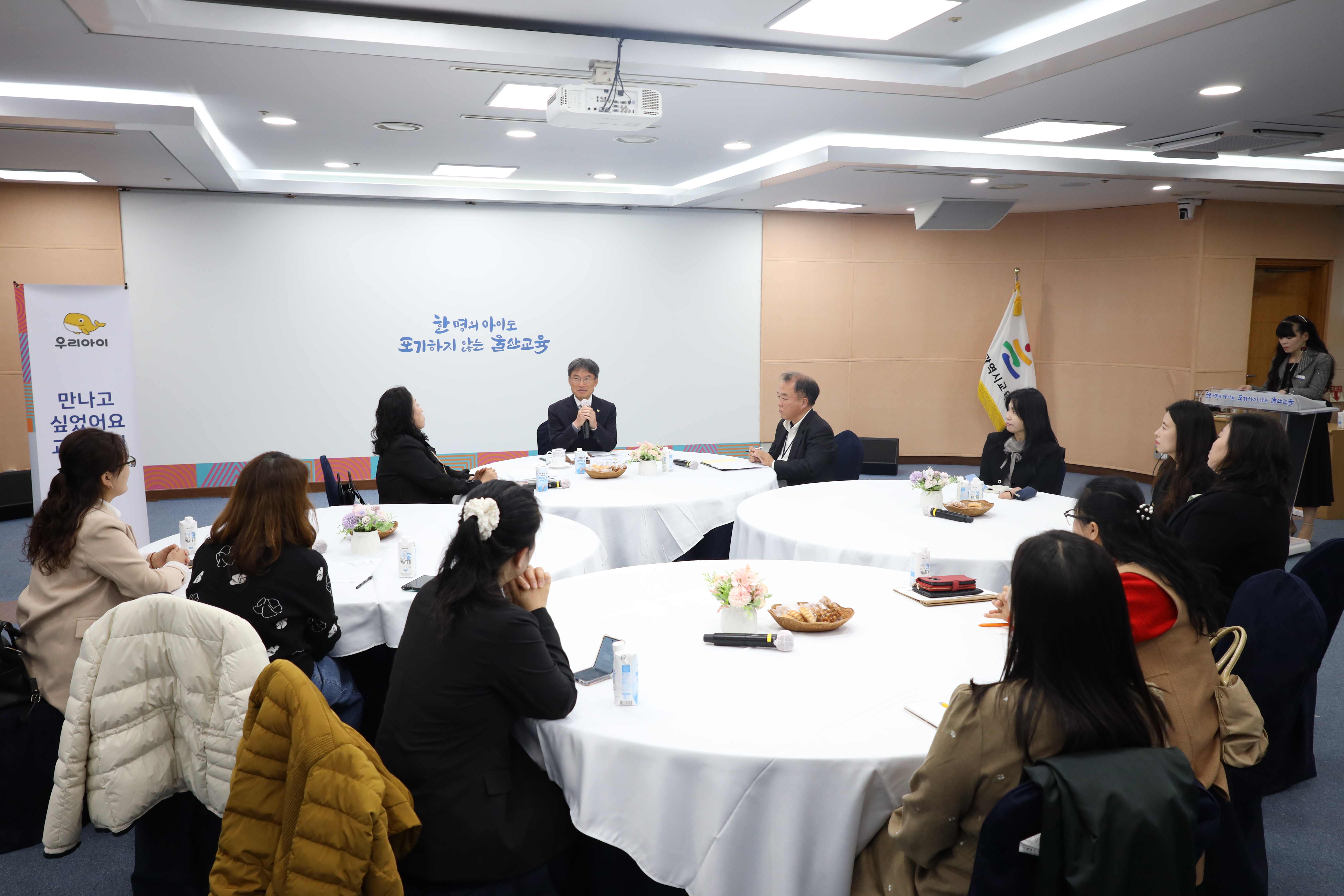 4. 천창수 교육감이 19일 집현실에서 열린  '제29회 시민과 만나는 교육감' 행사에서 울산교육기자단에게 인사말을 하고있다 (1).jpg