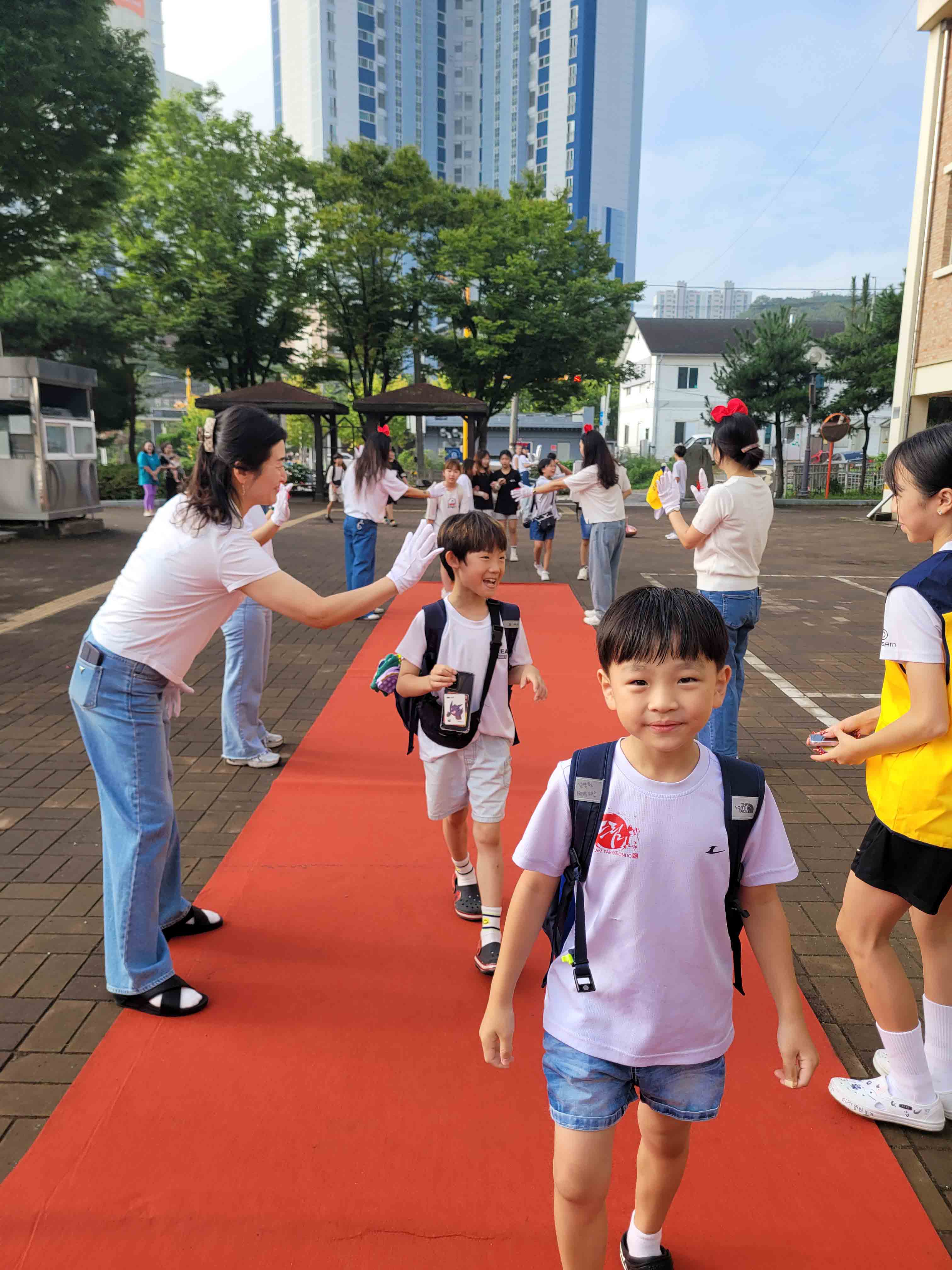 10 [천곡초] 레드카펫 밝고 등교 (3).jpg