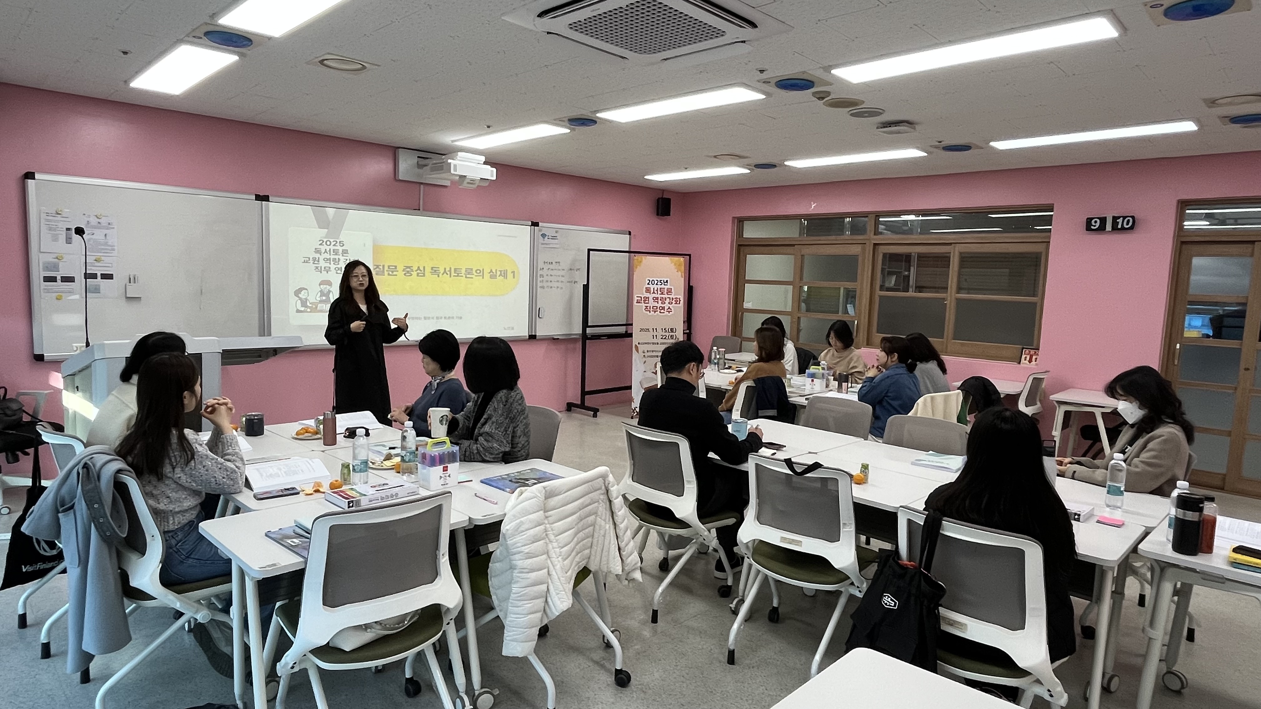 10. 울산 초중고 교사들이 22일 울산교육연구정보원에서 독서토론 연수를 듣고있다 (4).jpg