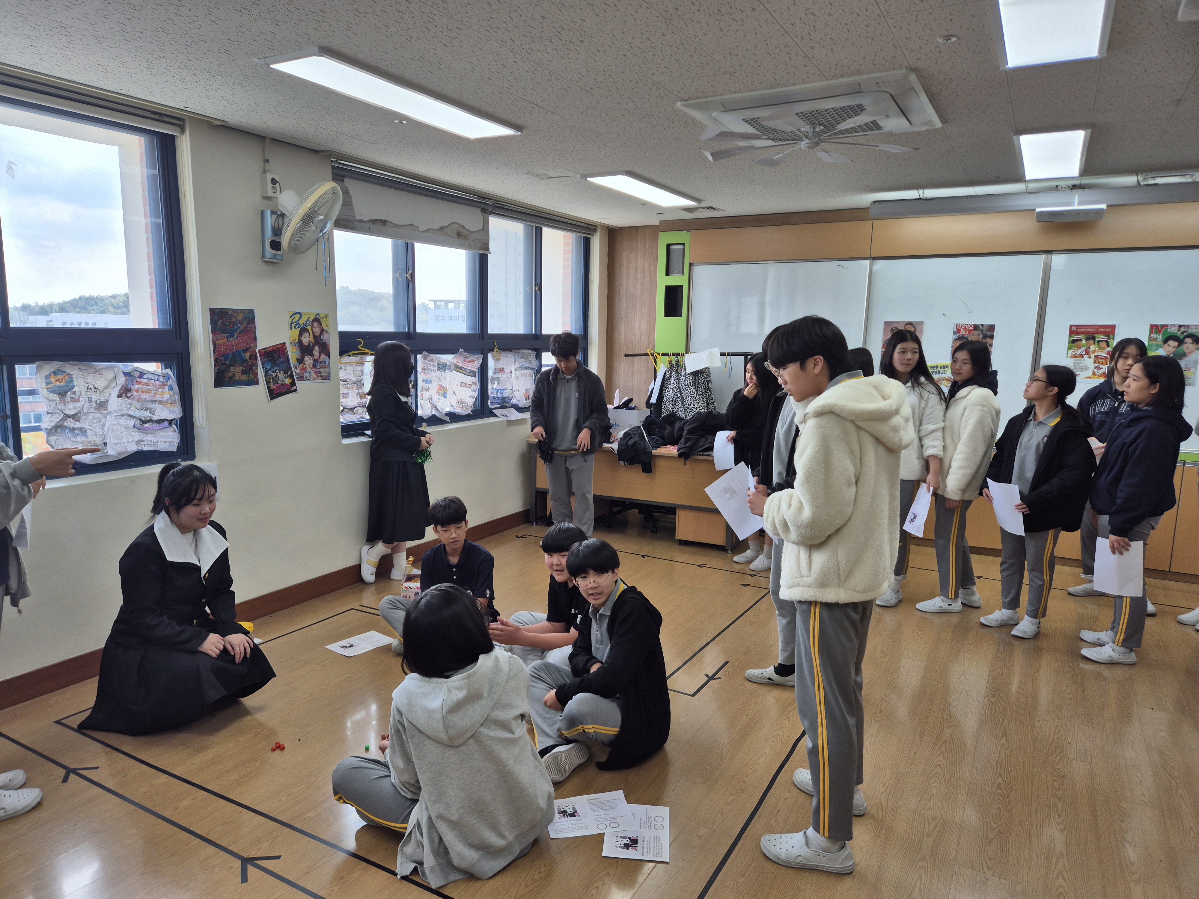 무거중 학생들이 5일 교실에서 전통 놀이를 체험하고 있다 (1).jpg