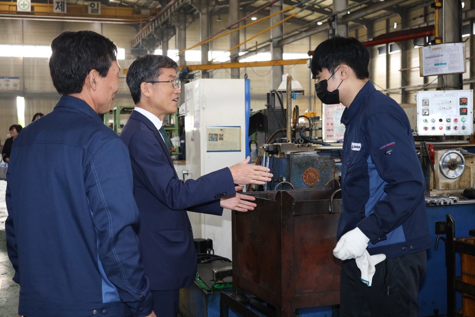 1. 천창수 교육감이 7일 산학일체형 도제 사업 참여 우수 기업인 중산기업을 방문해 학생들을 격려하고 있다.jpg
