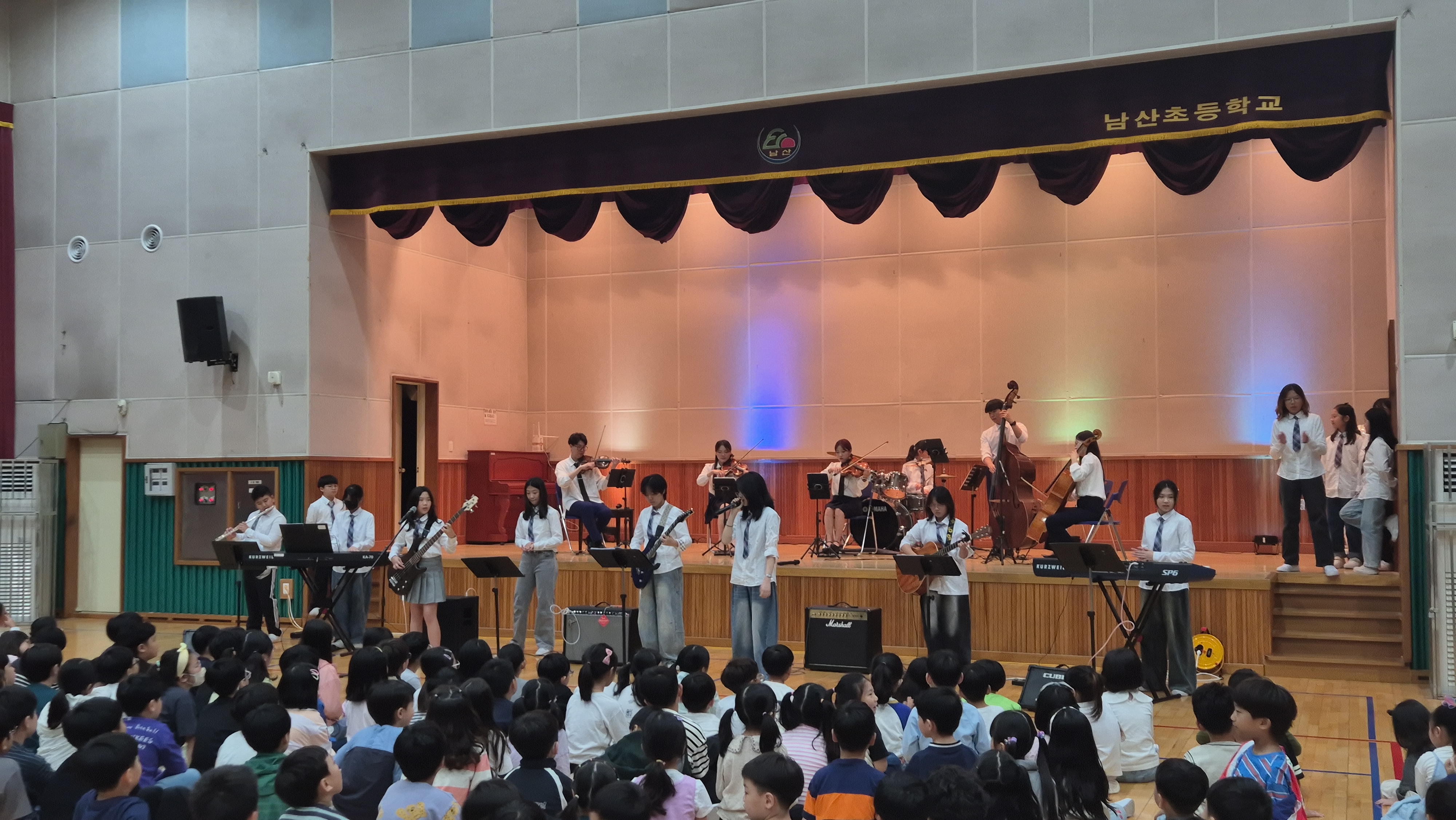8. 남산초 밴드부 학생들이 13일 강당에서 루체현악단과 함께 합동연주를 하고 있다 (2).jpg