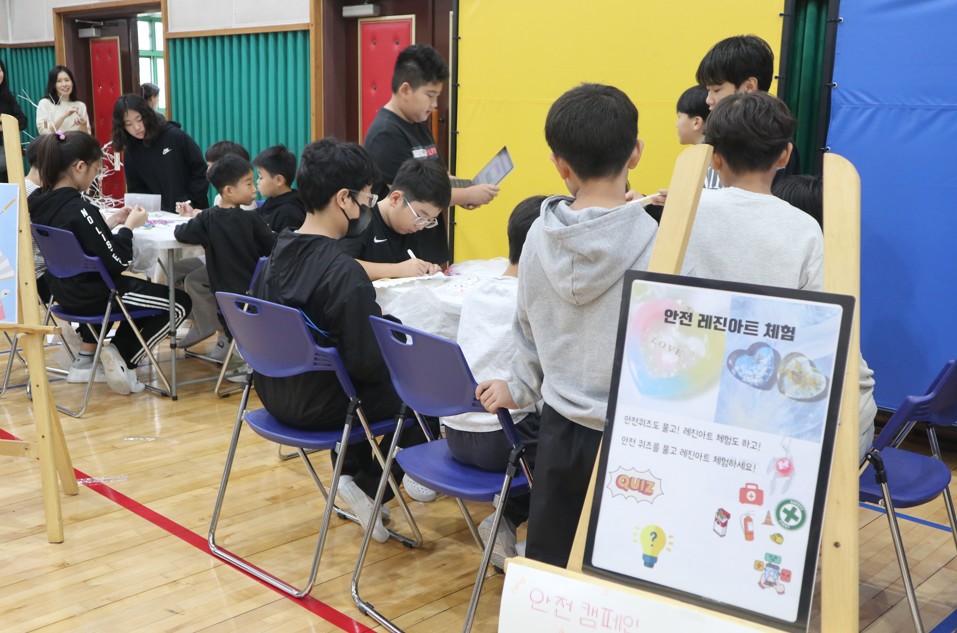 8. 남산초 학생들이 21일 '남산 안전 축제'에서 안전 수지 공예(레진아트) 체험을 하고있다.JPG