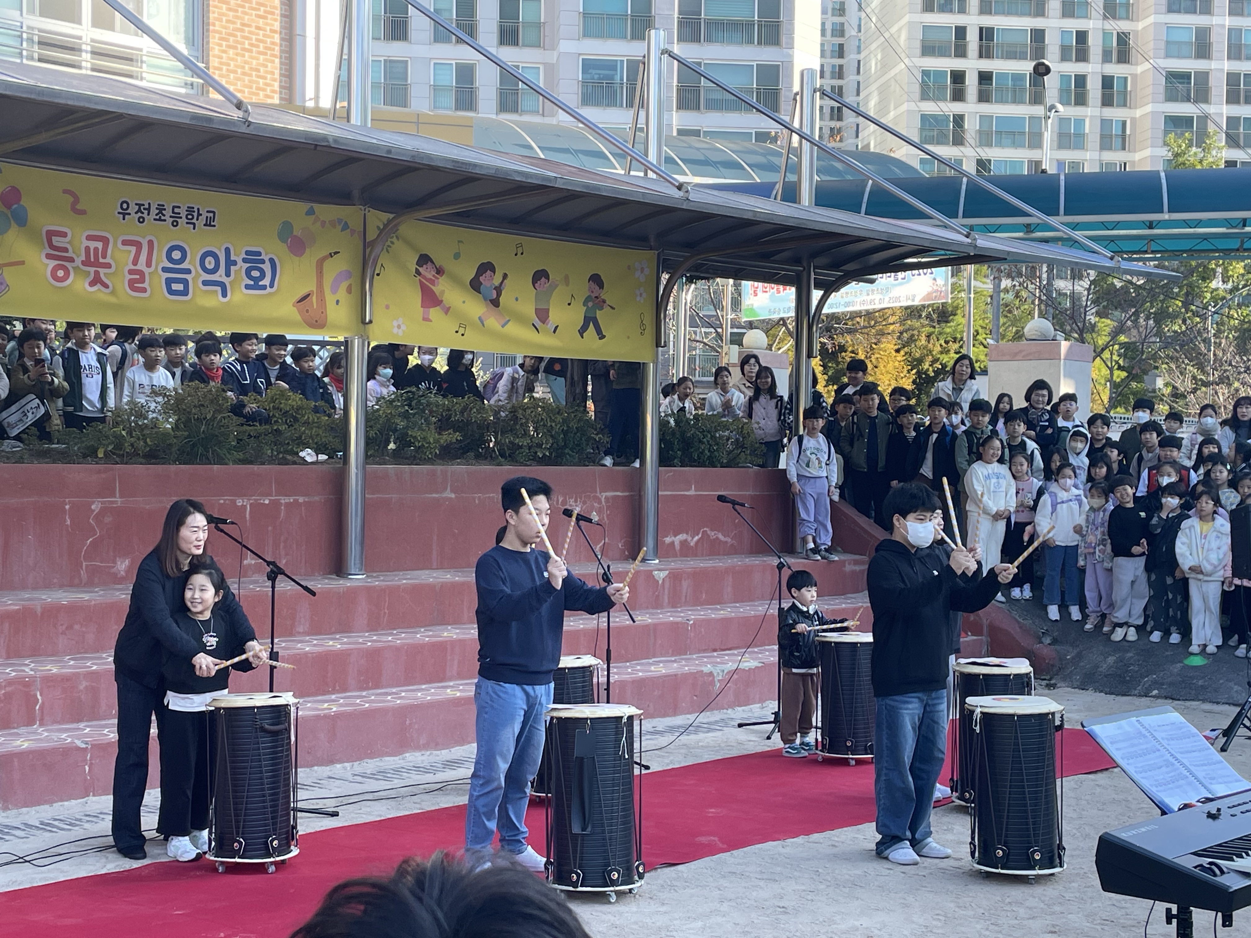 우정초등학교는 30일 운동장에서 '등굣길 음악회'를 열었다 (2).jpg