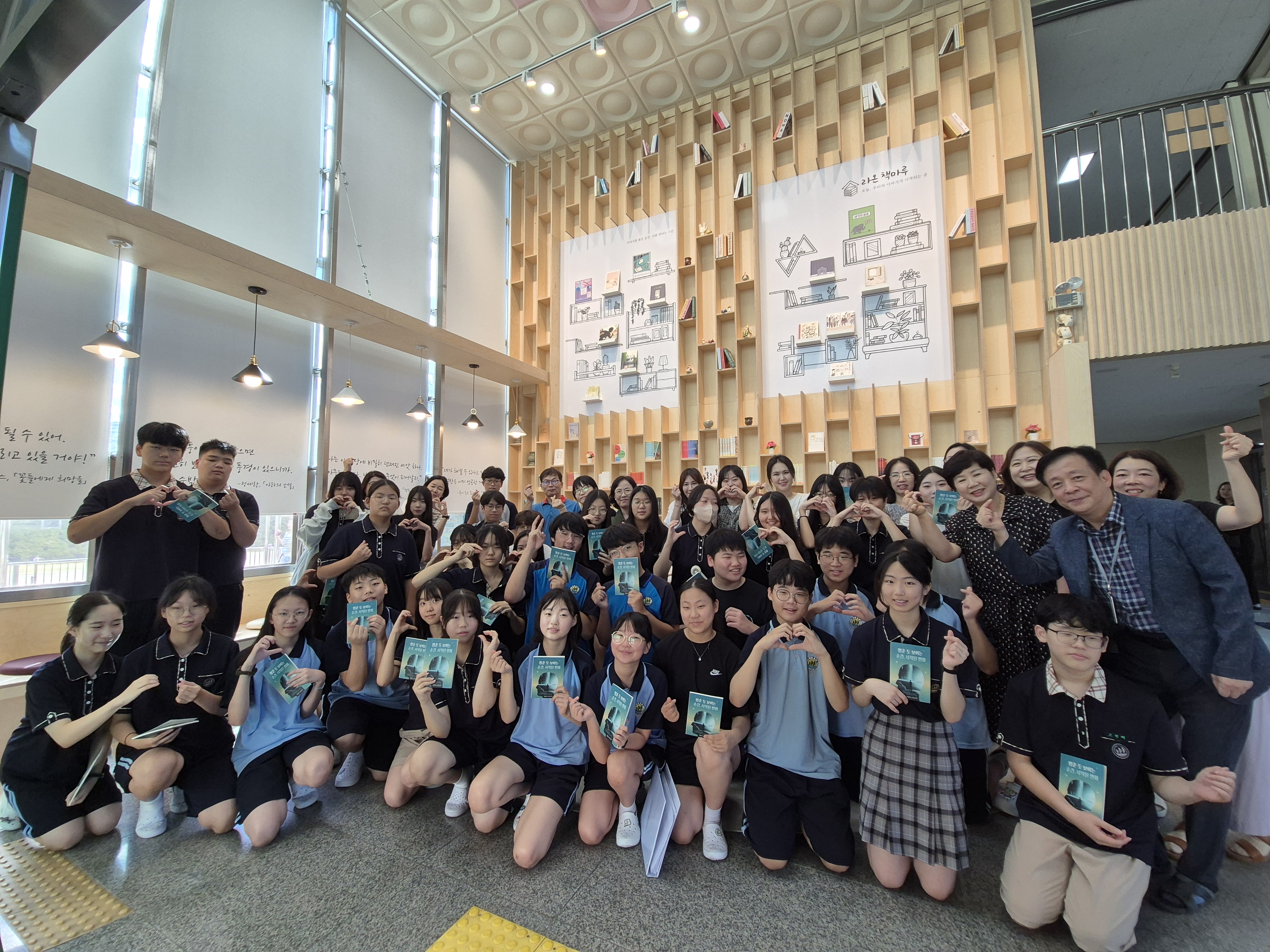 8. 천상중, 학생 소통 공간 ‘라온 책마루’ 개소 (2).jpg