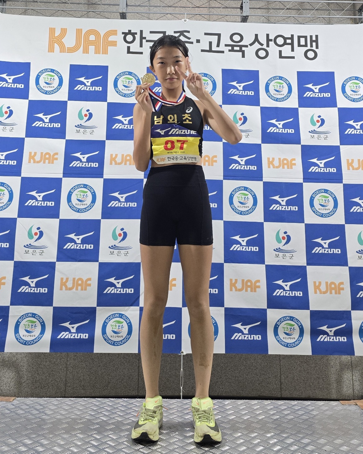 11. 제6회 전국 초중고등학교 학년별 육상대회 멀리뛰기에서 남외초 6학년 손다현 학생이 금메달을 차지하고 기념촬영을 하고 있다.jpg