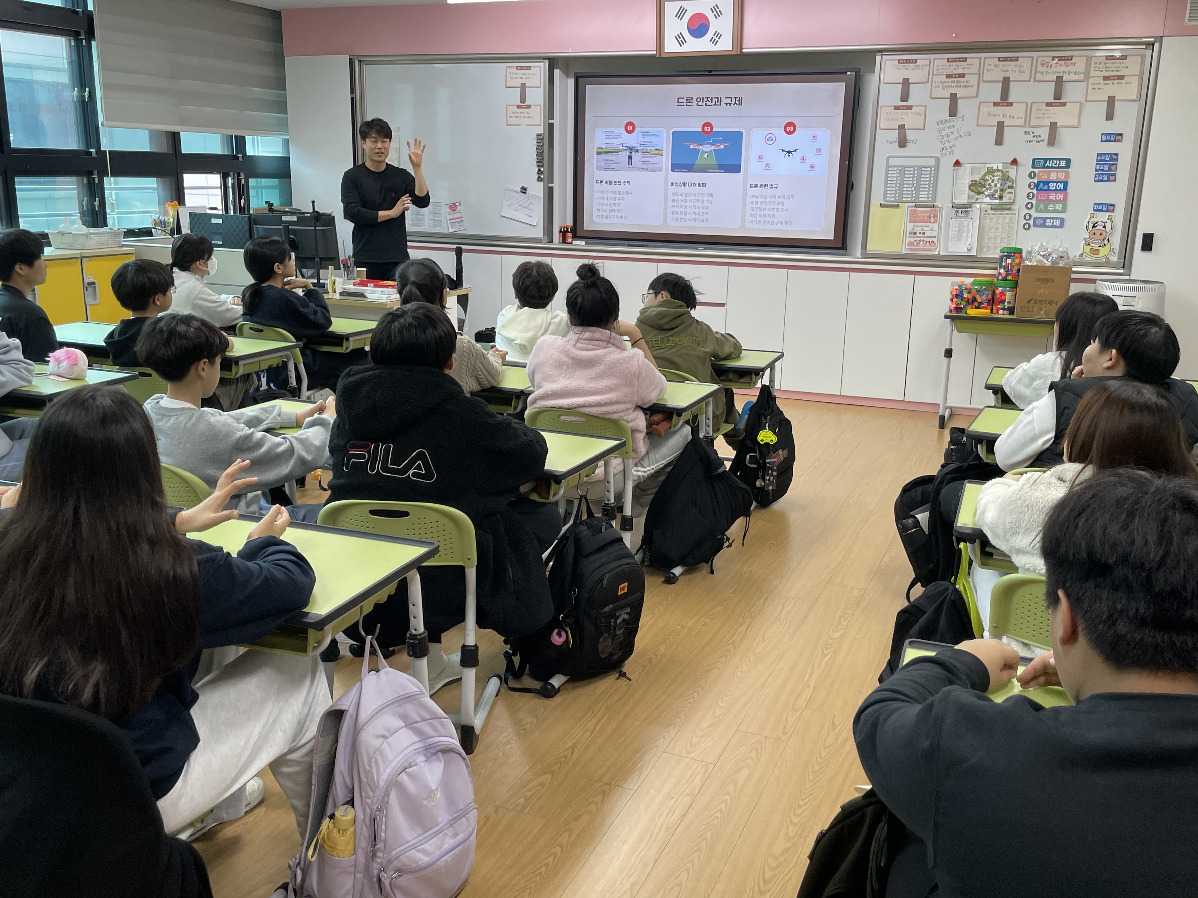 울산상업고등학교학생들은 31일 태화초 학생들에게 미니 드론 조종법을 교육했다 (3).jpg