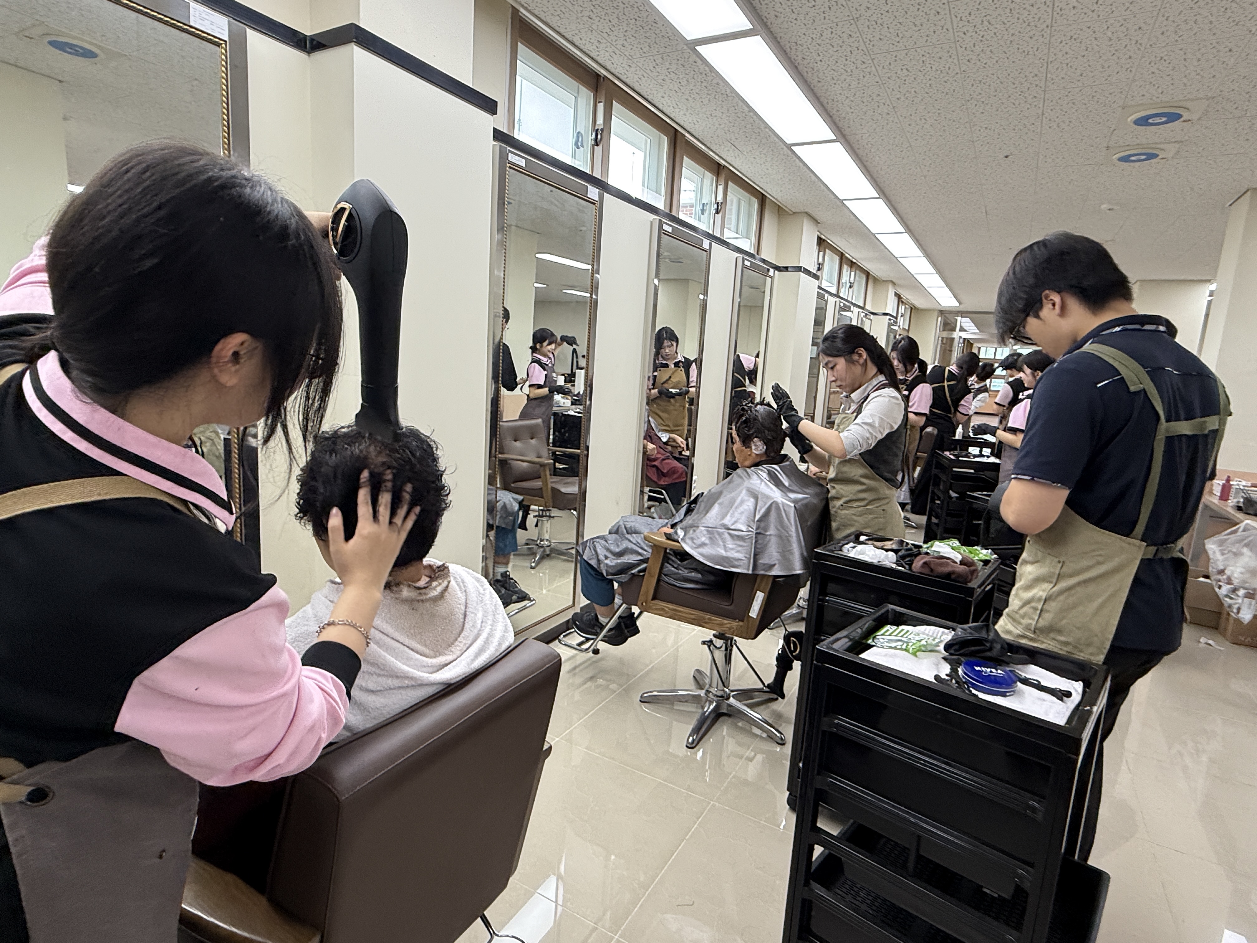 울산미용예술고, ‘미용 효도의 날’로 따뜻한 나눔 실천 (1).jpg
