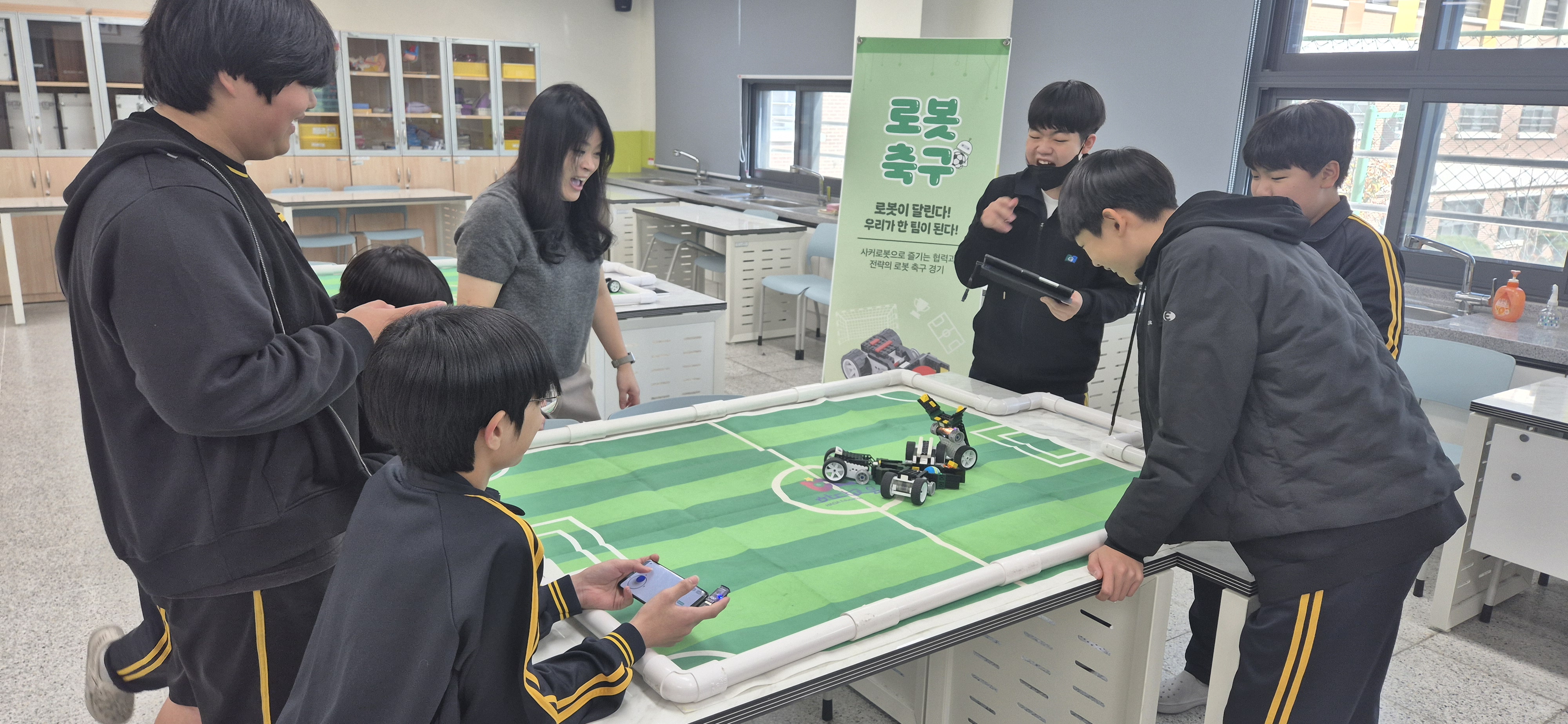 호계중 학생들이 11일 가상 스포츠실에서 인공지능 로봇 체험을 하고있다 (2).jpg