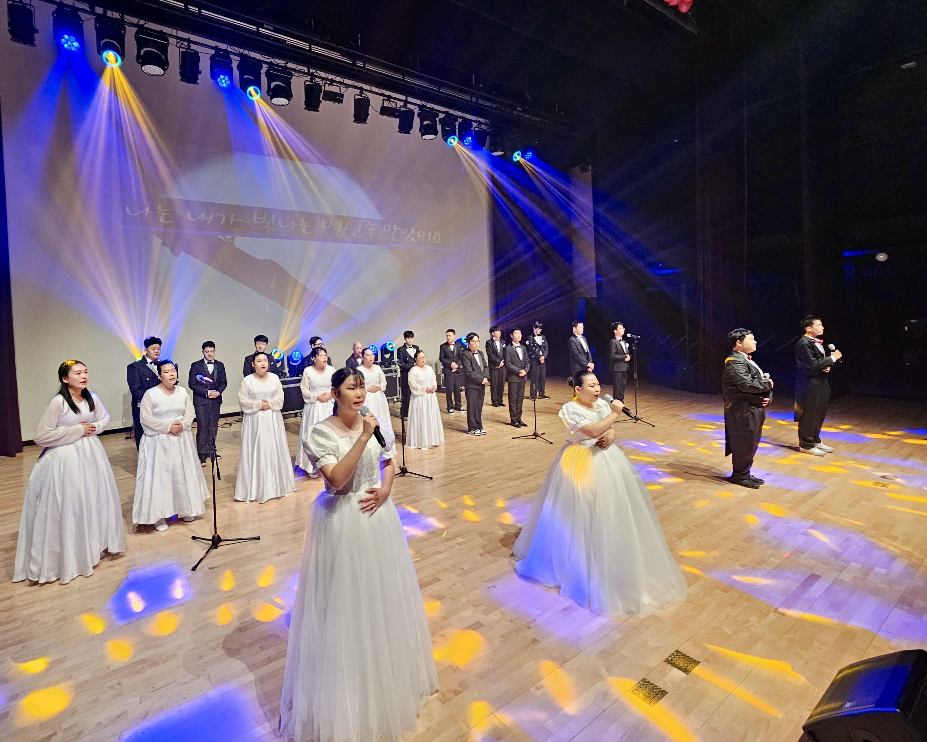 5. 태연학교 학생들이 12일 학생교육문화회관에서 공연을 하고있다 (2).jpeg