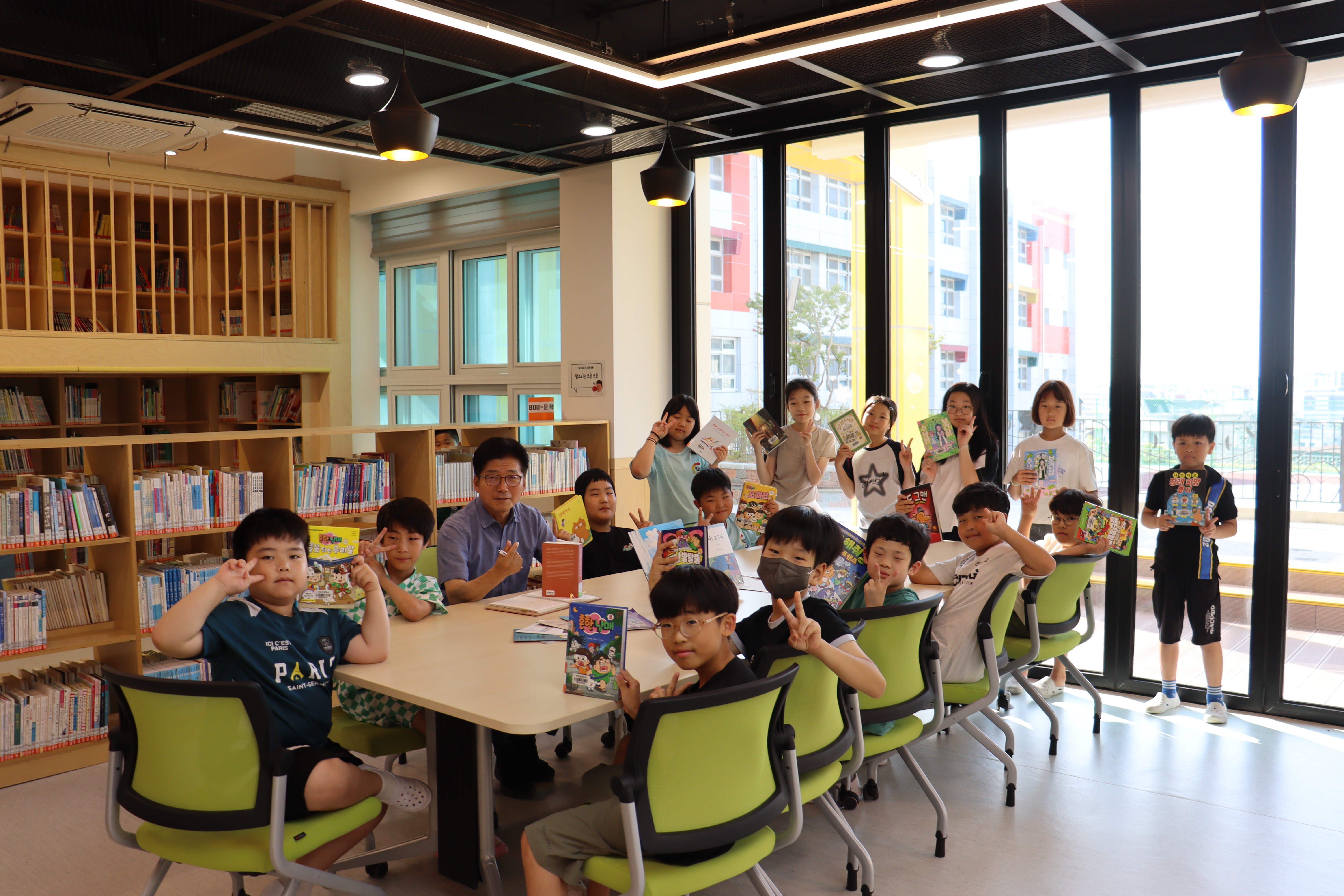 7. 병영초, 교장‧교감과 함께하는 특별한 아침 독서 (1).JPG