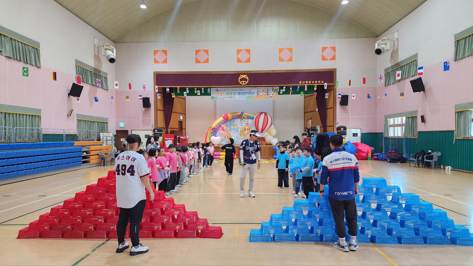 울산중앙초 학생들이 6일 체육관에서 '가을맞이 어울림 한마당' 활동을 하고있다 (3).jpg