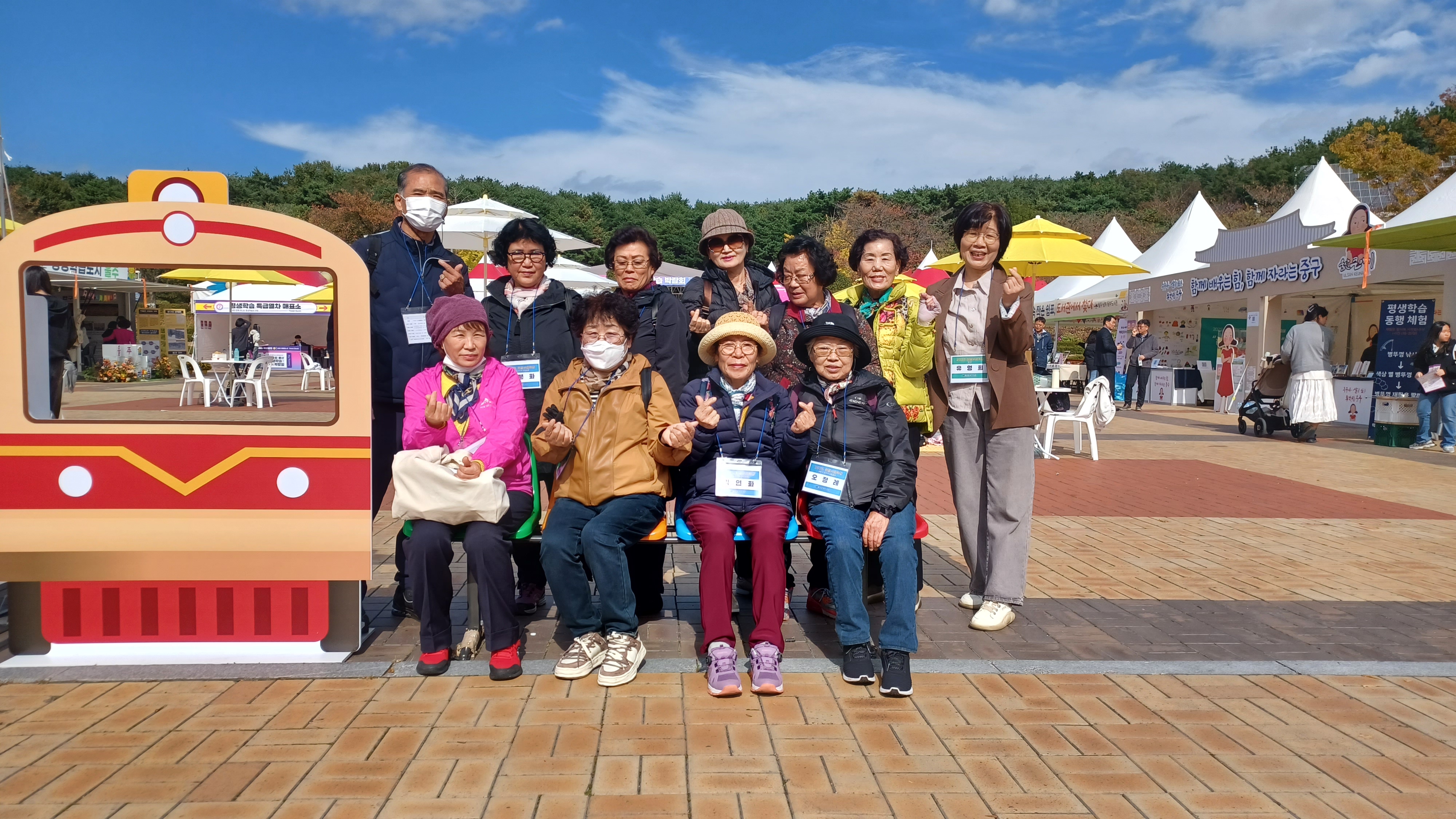 8. 동부도서관 한글사랑학교 학습자들이 31일 '제10회 울산 평생학습 박람회'에 참가해 기념촬영을 찍고있다.jpg