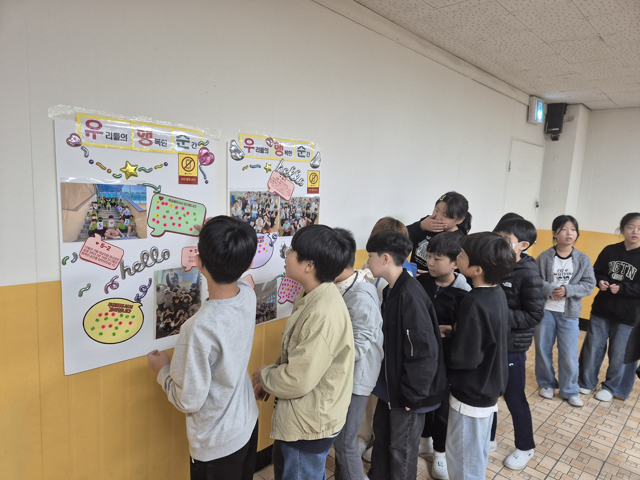 6. 동평초 학생들이 급식소에 전시된 '우리들의 행복한 순간' 사진을 관람하고 있다 (3).jpg