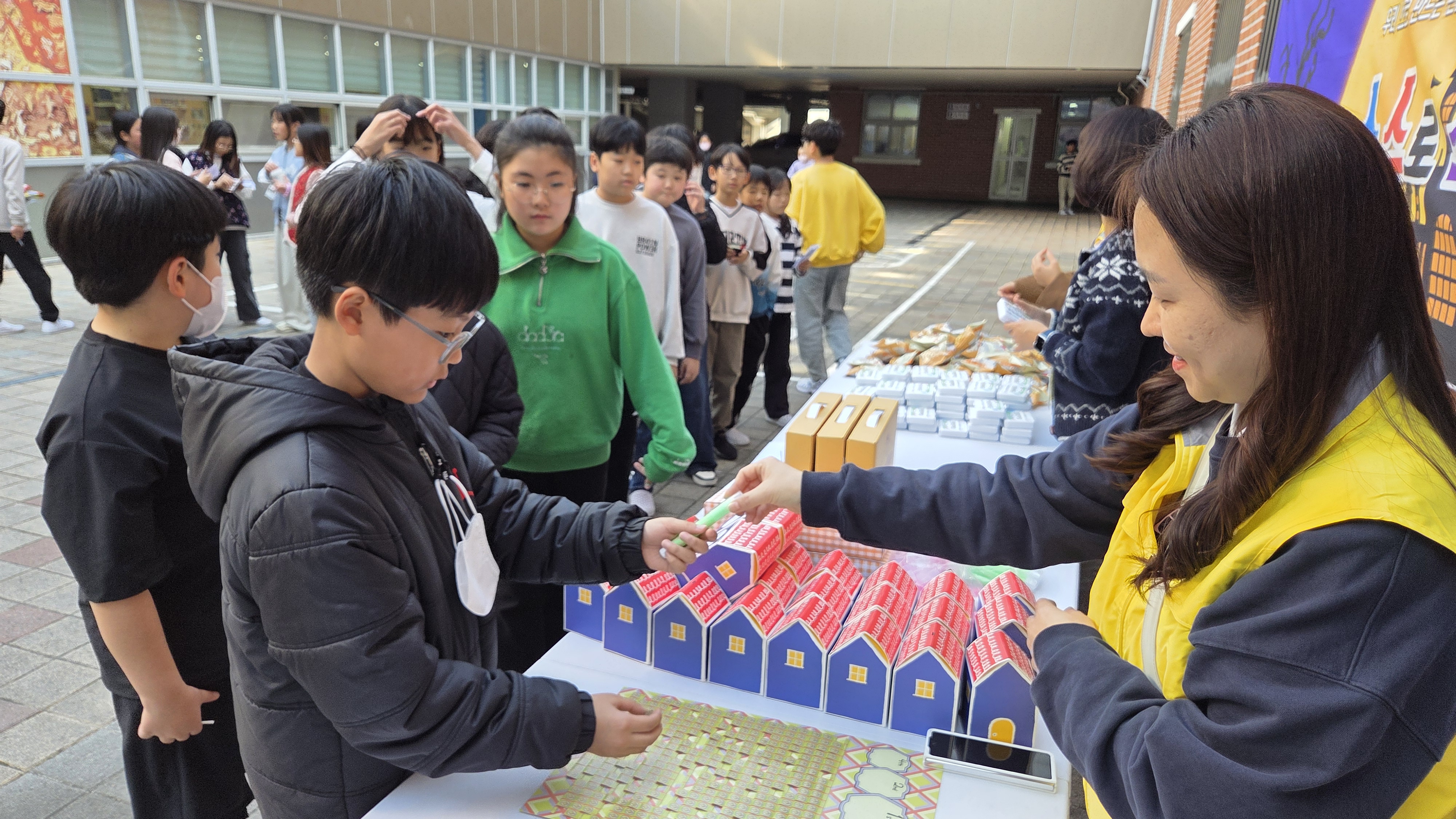 은월초 학생들이 6일 교내에서 열린 '은월 끼 축제'에 참여하고 있다 (3).jpg