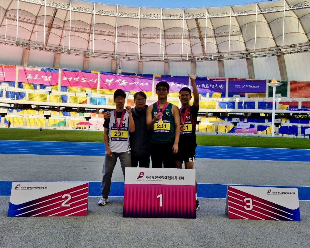 8. 태연학교 김광민 학생(왼쪽 첫번째)이 '제45회 전국 장애인체육대회'에 참가해 육상 트랙(T36) 부문 400m 은메달을 차지하고 기념사진을 찍고있다.jpeg