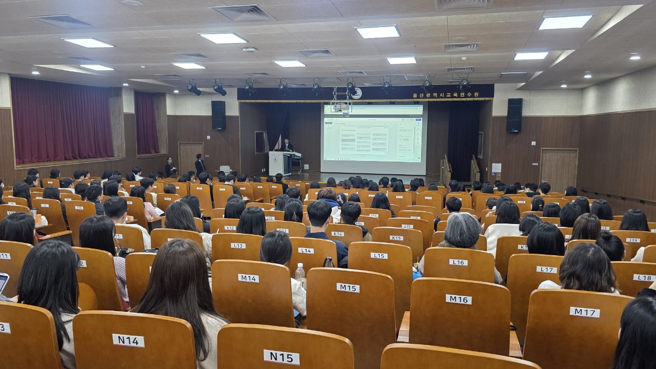 9. 김차명 강사가 27일 한울대강당에서 '그래도 네가 선생님을 했으면 좋겠어' 특강을 하고있다..jpg