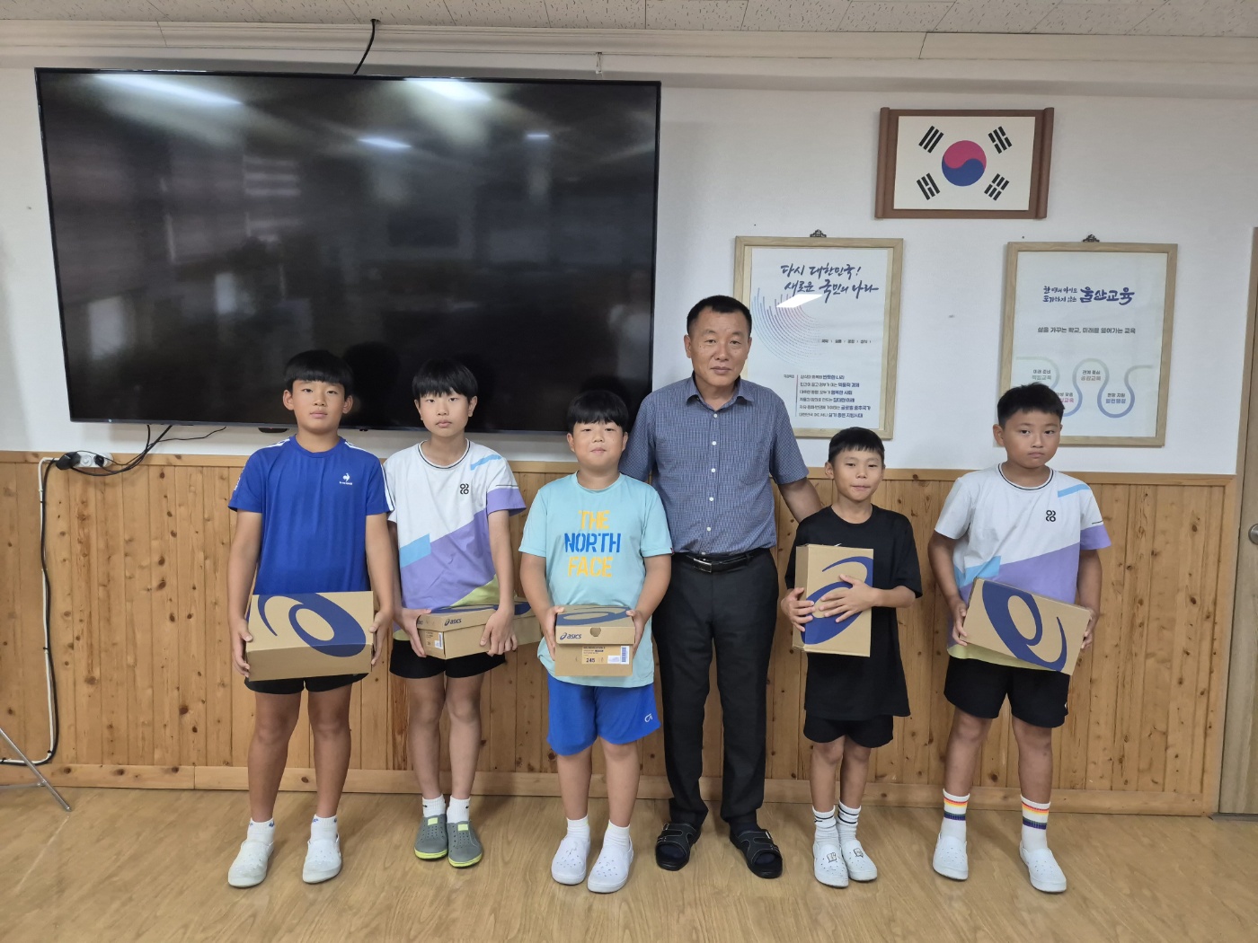 7. 울산테니스협회, 명덕초 테니스부에 훈련용품 전달 (2).jpg