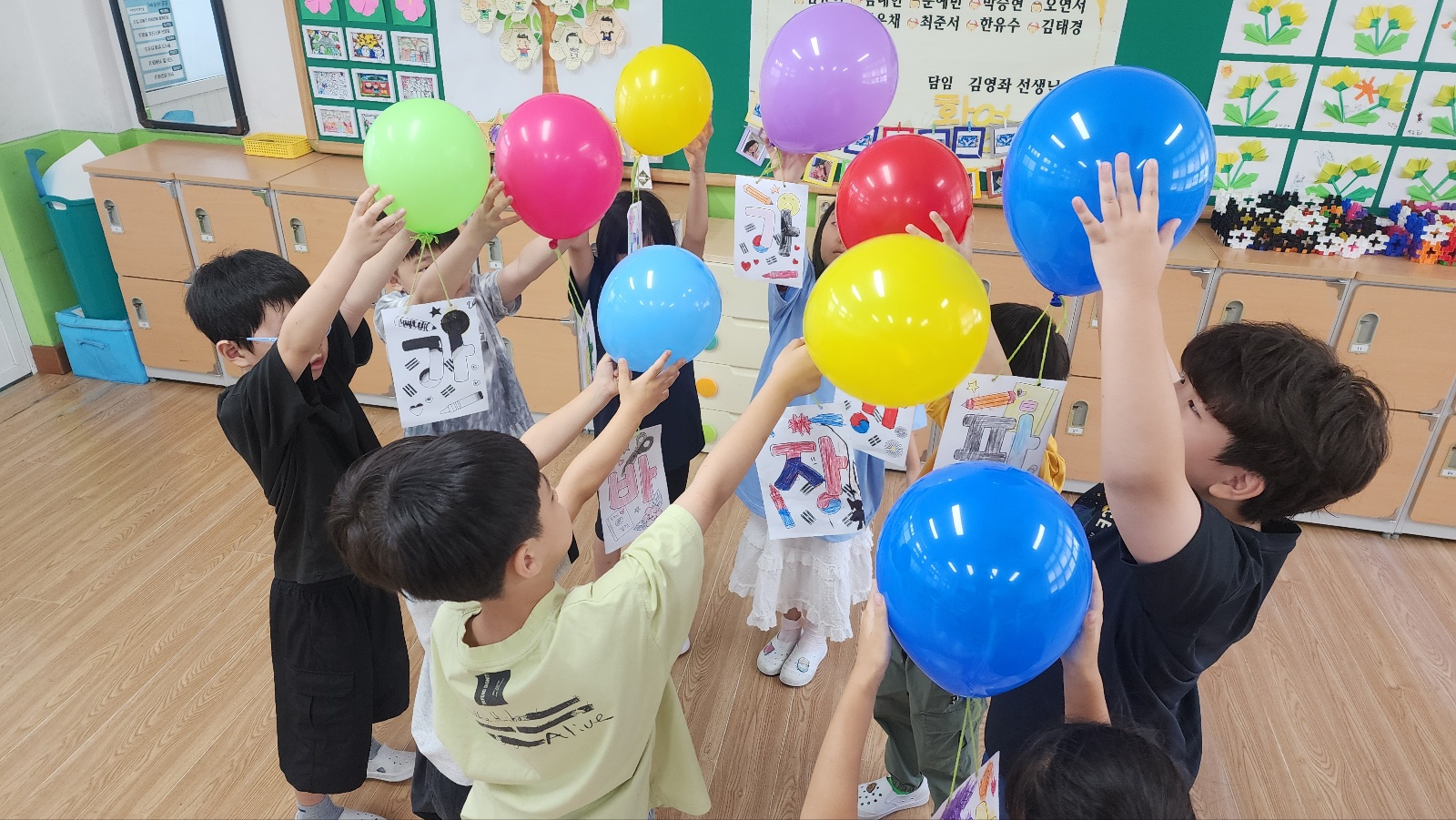 9. 울산중앙초 학생들이 교실에서 멋글씨 풍선 매달기를 하고 있다.jpg