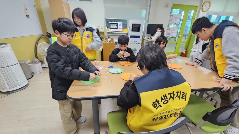 장생포초등학교 학생들이 30일 도서실에서 우정 팔찌를 만들고 있다 (3).jpg