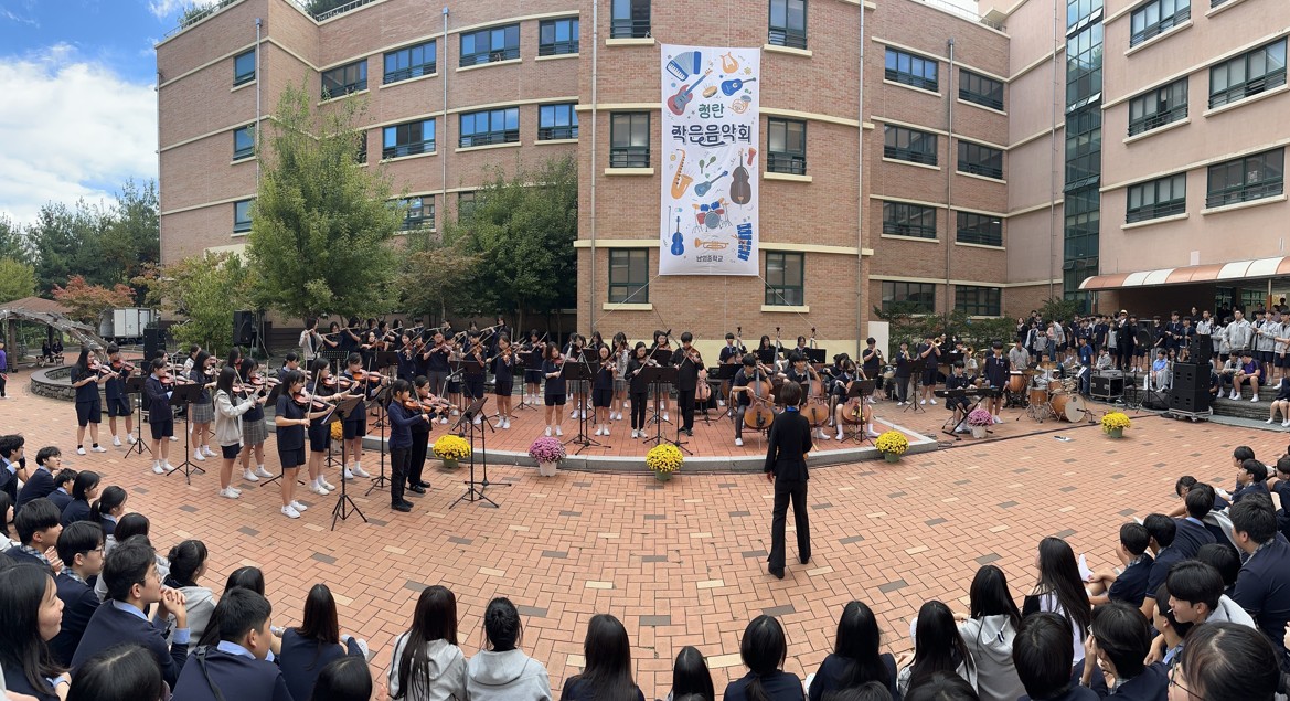 8. 남외중학교는 16일 교내 청란광장에서 '제2회 청란 작은 음악회'를 열었다.jpg