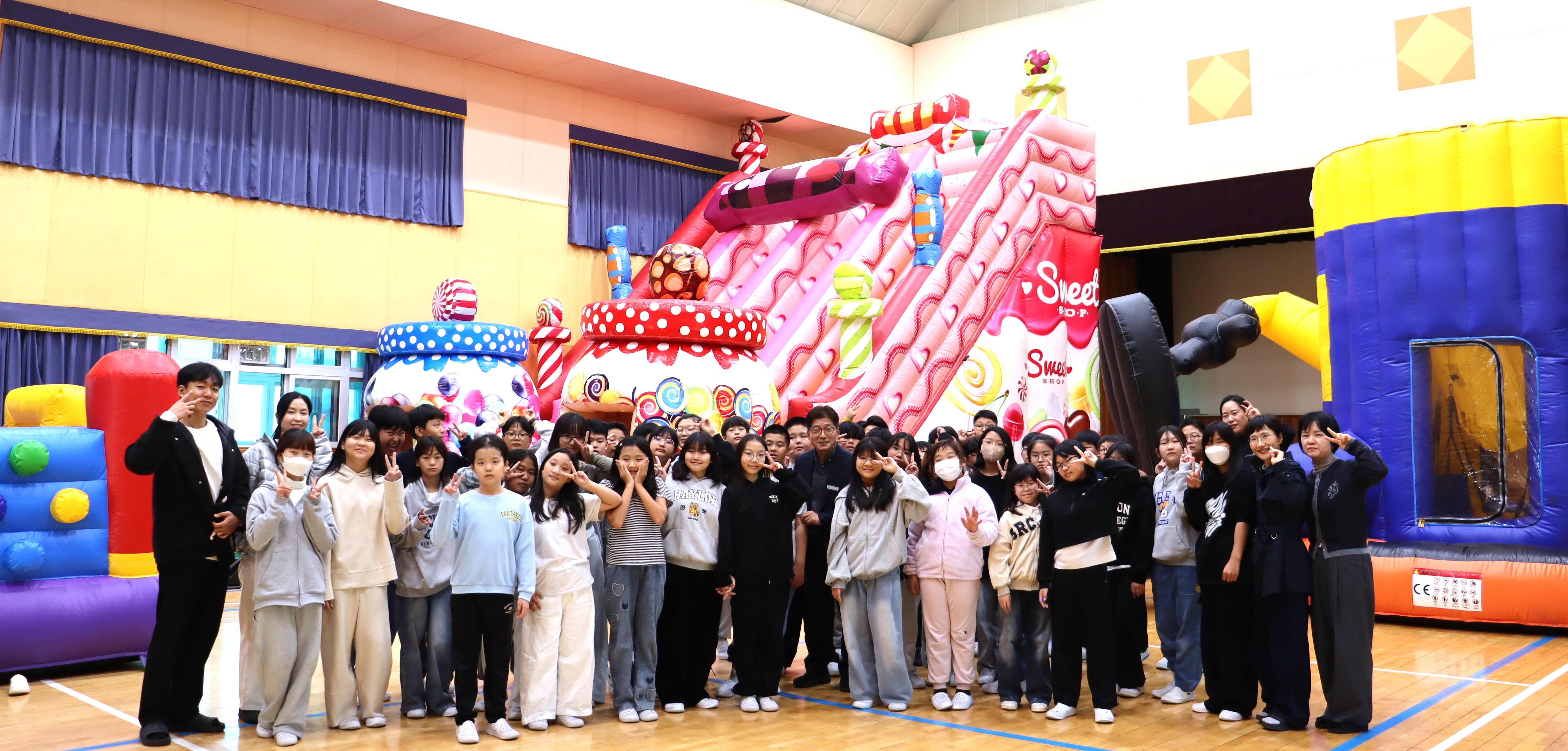 병영초등학교 학생들이 29일 '제8회 느티나무 꿈 자람터'행사에서 단체사진을 찍고있다(1).JPG