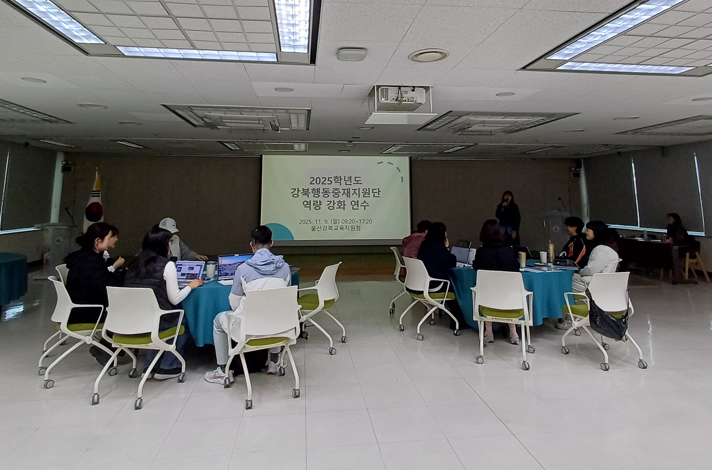 3. 강북교육지원청이 9일 대회의실에서 주관한 '강북행동중재지원단 역량강화 연수'에 참가한 위원들이 강의를 듣고있다 (1).jpg