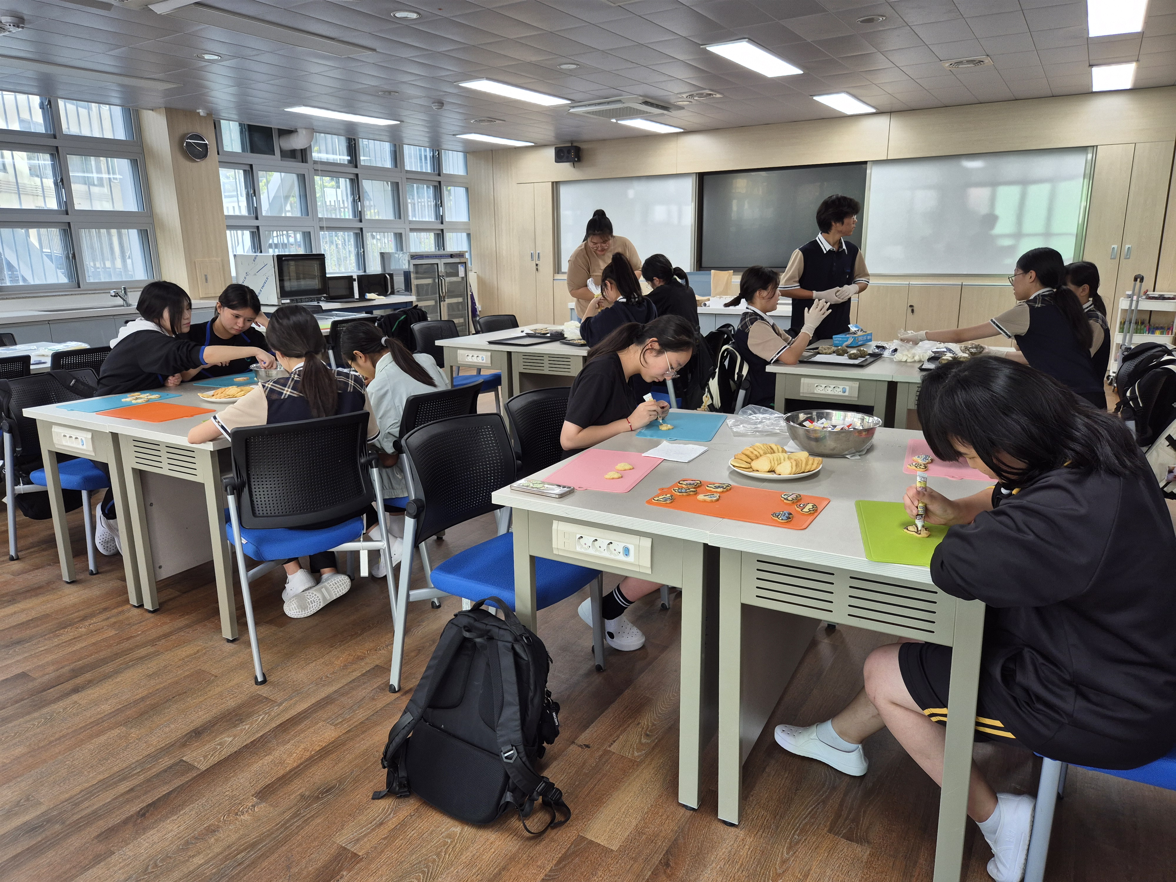 4. 약사중 학생들이 17일 가사실에서 경찰의날 기념 감사 쿠키를 만들고있다 (2).jpg