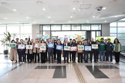 1. 울산교육청 직원들이 30일 1층 중앙현관에서 '환경친화적 청사 만들기 홍보 활동'을 열고 기념촬영을 하고있다.jpg