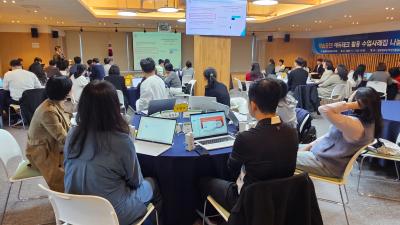 4. 울산교육연구정보원이 7일 박상진홀에서 주관한 '학습 공진! 에듀테크 활용 수업사례집 나눔회' 참가자들이 수업사례를 공유하고 있다 (1).jpg