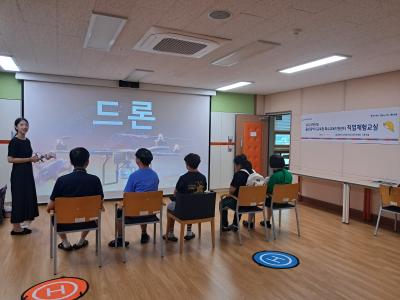 2. 특수교육지원센터는 25일 다목적실에서 학생들에게 드론 수업을 진행했다.jpg