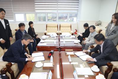 1. 천창수 교육감과 인천 도성훈 교육감이 4일 울산교육청 접견실에서  교육·연구 분야 교류 활성화를 내용으로 하는 업무협약서에 서명하고 있다.jpg