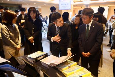 2. 천창수 교육감이 11일 울산교육연구정보원 박상진홀에서 연구학교 일반화 자료를 관람하고 있다.jpg