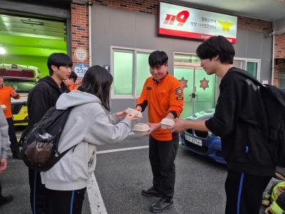 8. 약사중 학생들이 7일 병영 119안전센터에 감사쿠기를 전달하고 있다.jpg