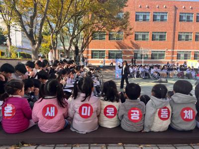 3. 울산교육청이 29일 주관한 문화체험 행사에 예인, 꼬마성어린이집 원아들이 무대를 보고있다.JPG