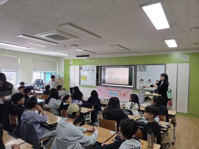2. 강남교육지원청은 5일 두왕초에서 6학년을 대상으로 '준비해, 중학교 첫 봄' 진로 연계 교육을 운영했다 (1).jpg