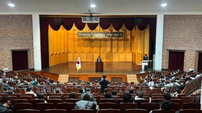 3. 울산교육청 김일성 과장이 3일 울산대 해송홀에서 열린 학교운동부 지도자 직무연수에서 인사말을 하고있다.jpg