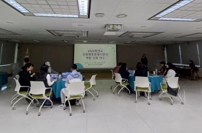 3. 강북교육지원청이 9일 대회의실에서 주관한 '강북행동중재지원단 역량강화 연수'에 참가한 위원들이 강의를 듣고있다 (1).jpg